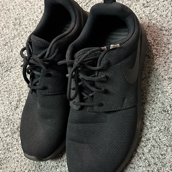 how much are black roshes